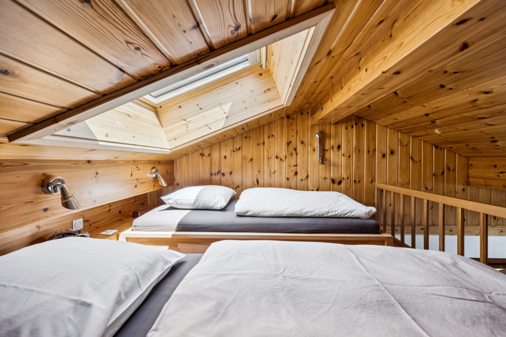 chambre avec puits de lumière, dated wood wall, high end ceiling, mur en bois, et wood wall
