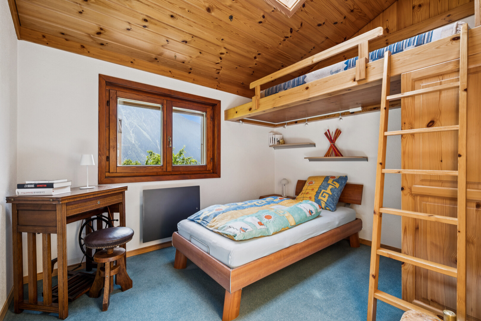 chambre avec wood ceiling, plafond en bois, carpet, moquette, et inside property