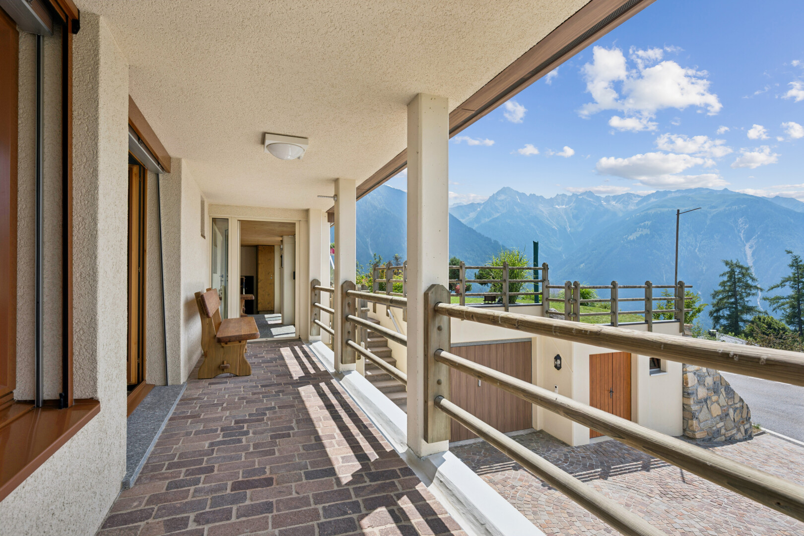 terrasse avec vue sur la montagne, mountain view, balcon, view focus, et day time