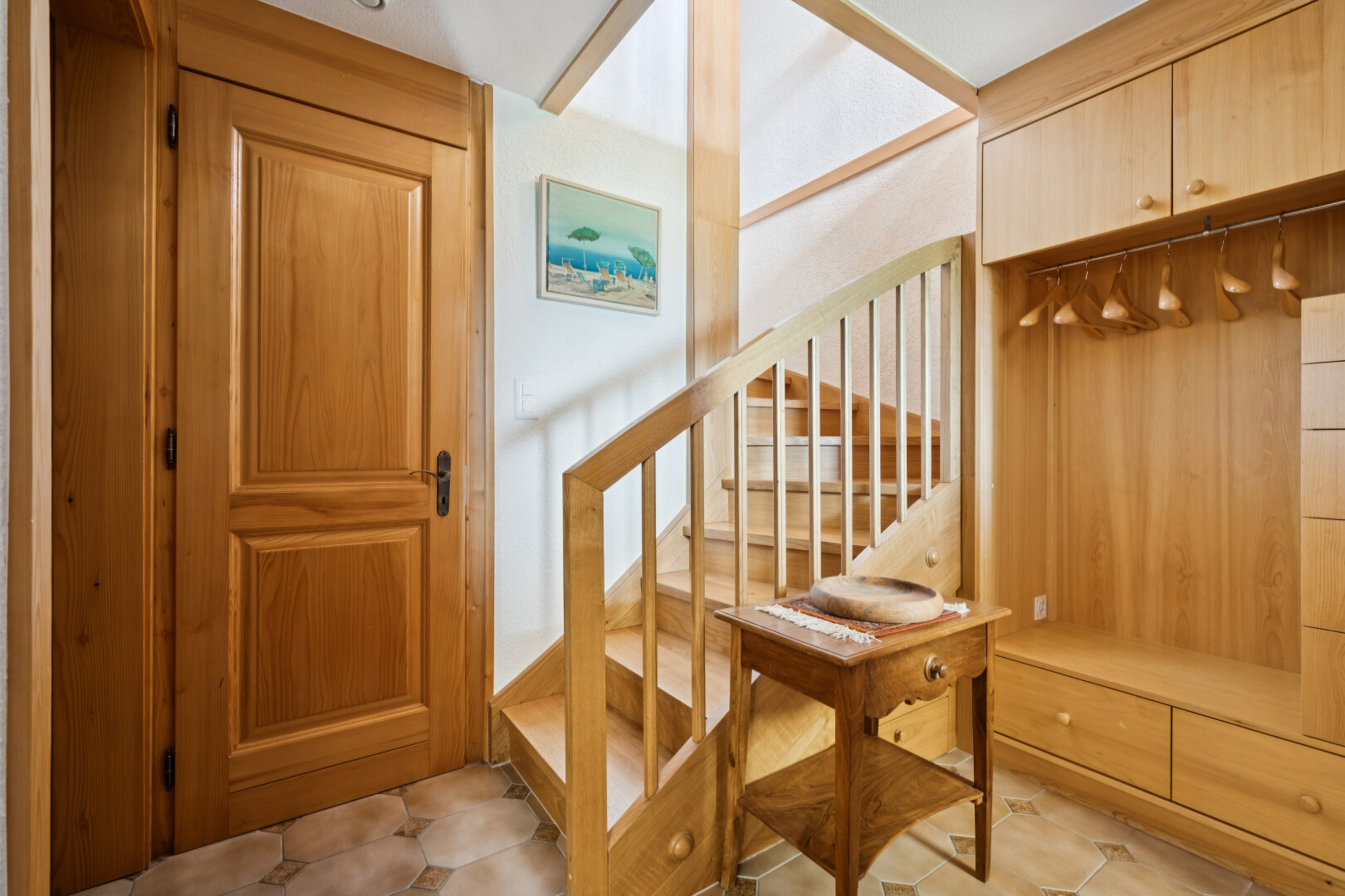 escaliers avec escaliers, inside property, et wood finish stairs