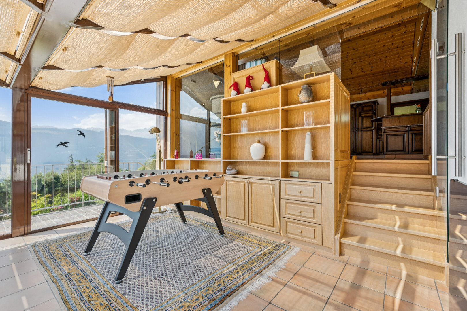 escaliers avec mountain view, vue sur la montagne, tile floor, sol en carrelage, et inside property