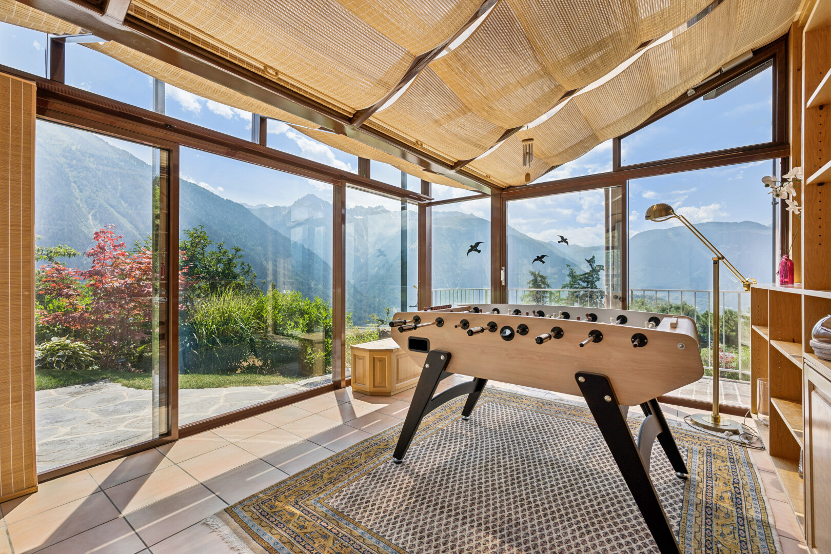 terrasse avec véranda, mountain view, vue sur la montagne, view focus, et day time