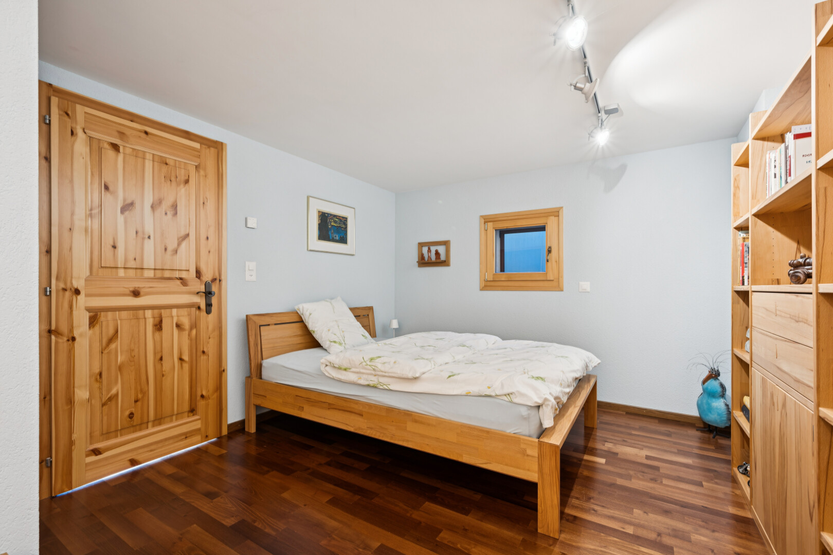 chambre avec dark floor, éclairage sur rail, sol en finition bois, wood finish floor, et cloison sèche