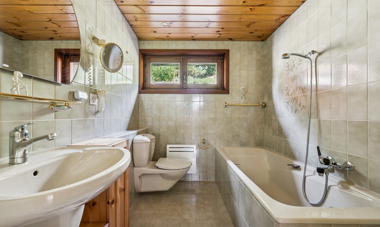 salle de bains avec wood ceiling, plafond en bois, salle de bain complète, tile wall, et mur en carrelage