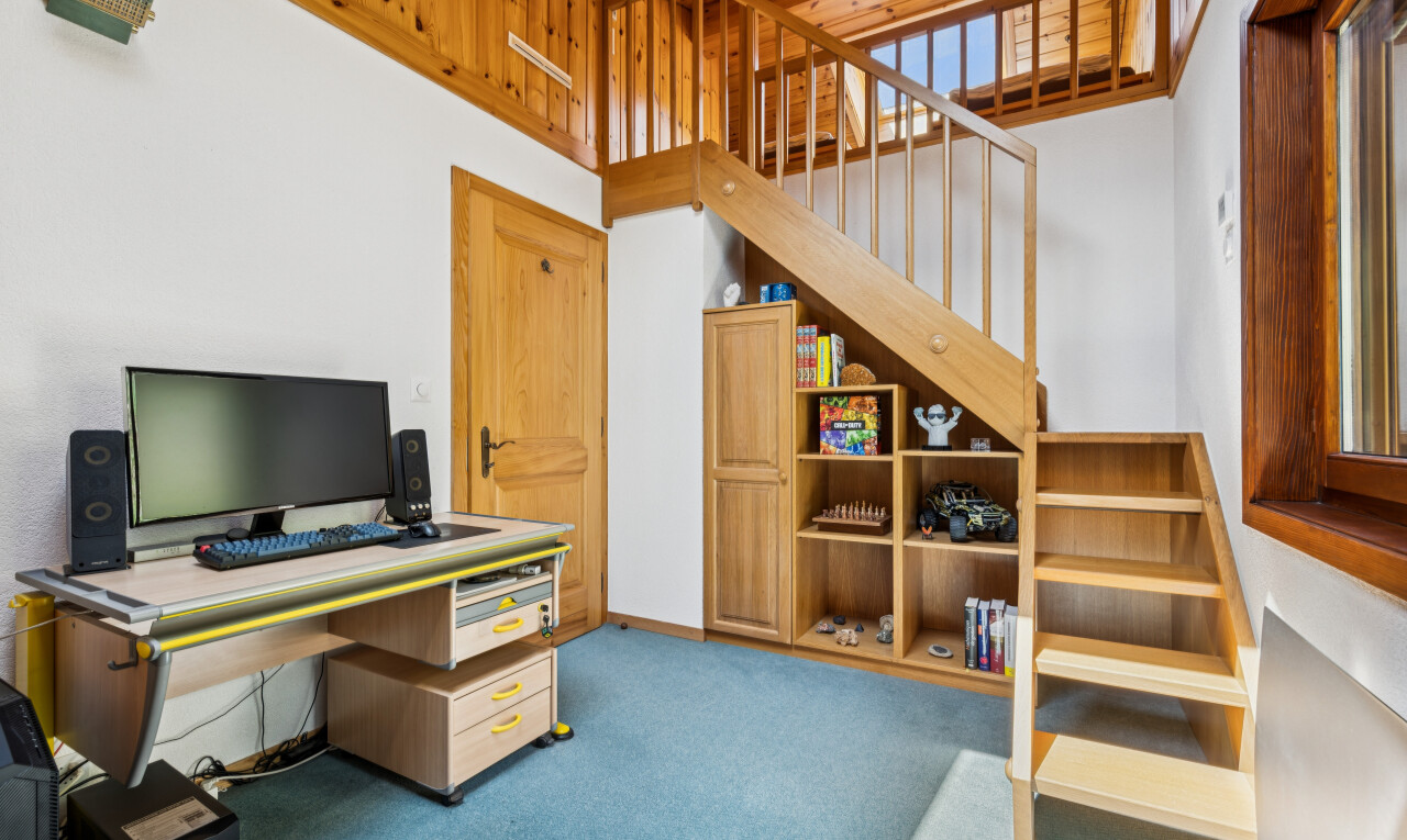 bureau avec escaliers, high ceiling, plafond haut, carpet, et moquette
