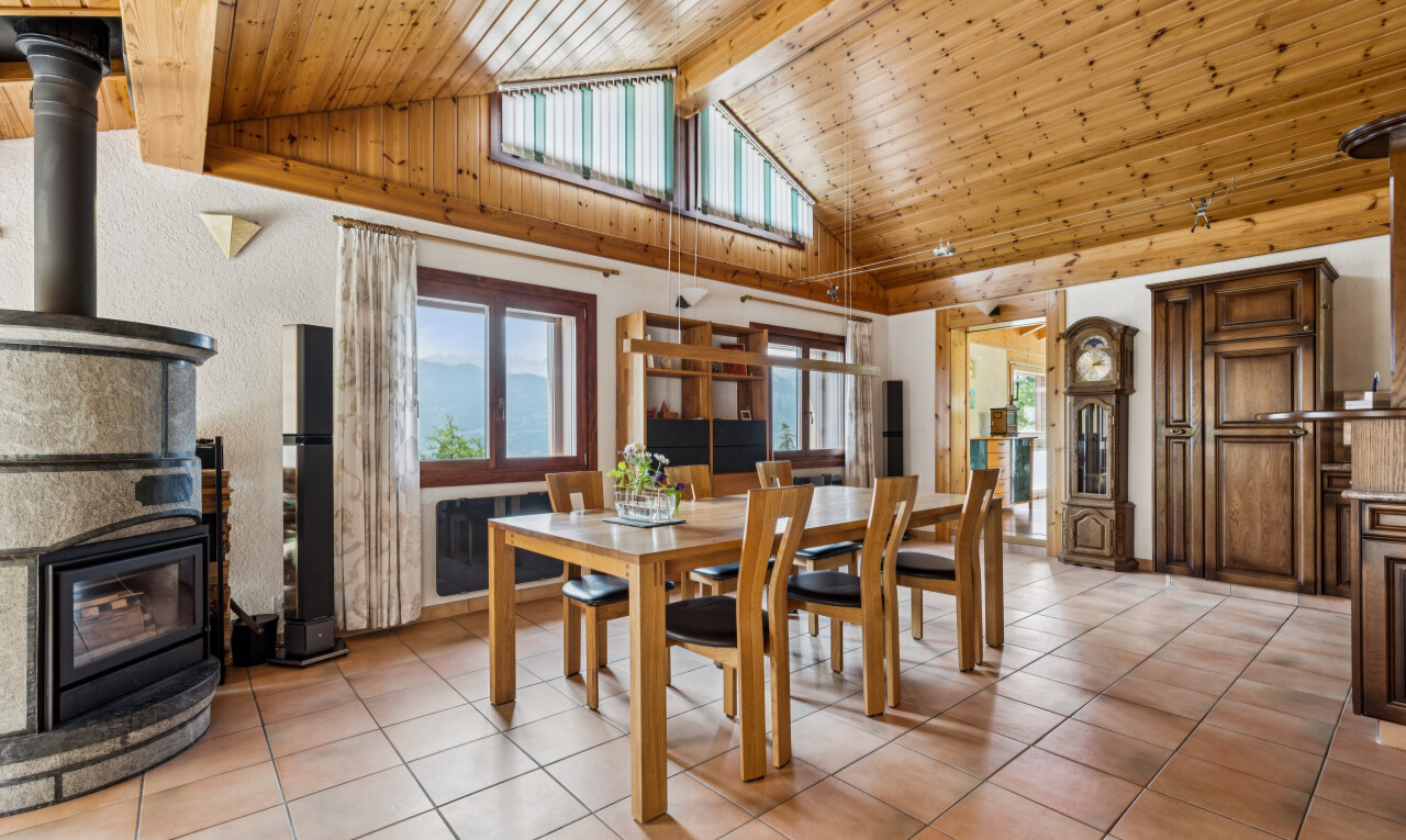 salle à manger avec high end ceiling, poêle à bois, plafond à poutres, beamed ceiling, et plafond voûté