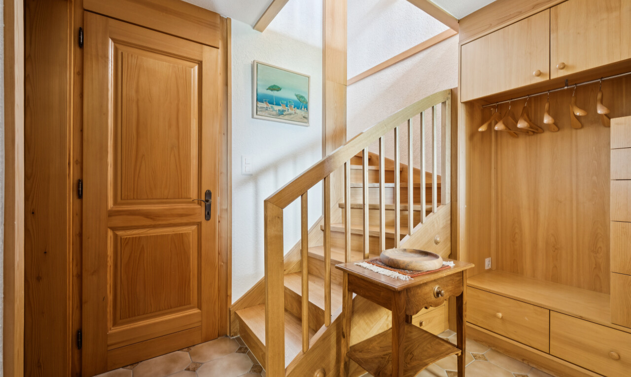 escaliers avec escaliers, inside property, et wood finish stairs