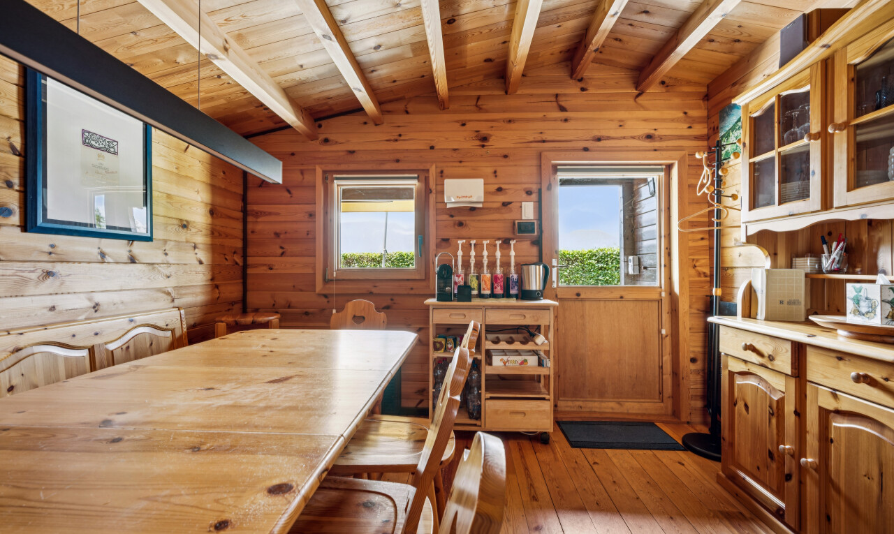 salle à manger avec plafond en bois, wood ceiling, plafond à poutres, beamed ceiling, et hardwood floor