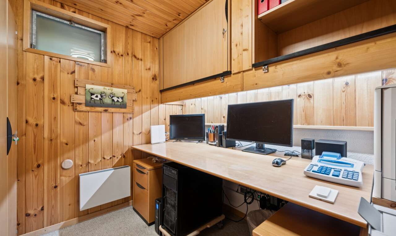 bureau avec wood wall, mur en bois, télévision, dated wood wall, et wood ceiling