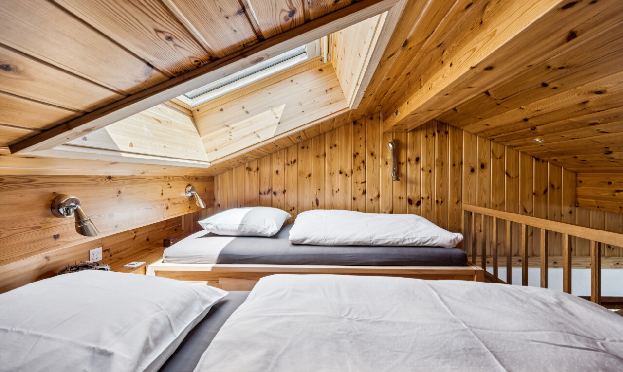 chambre avec puits de lumière, dated wood wall, high end ceiling, mur en bois, et wood wall