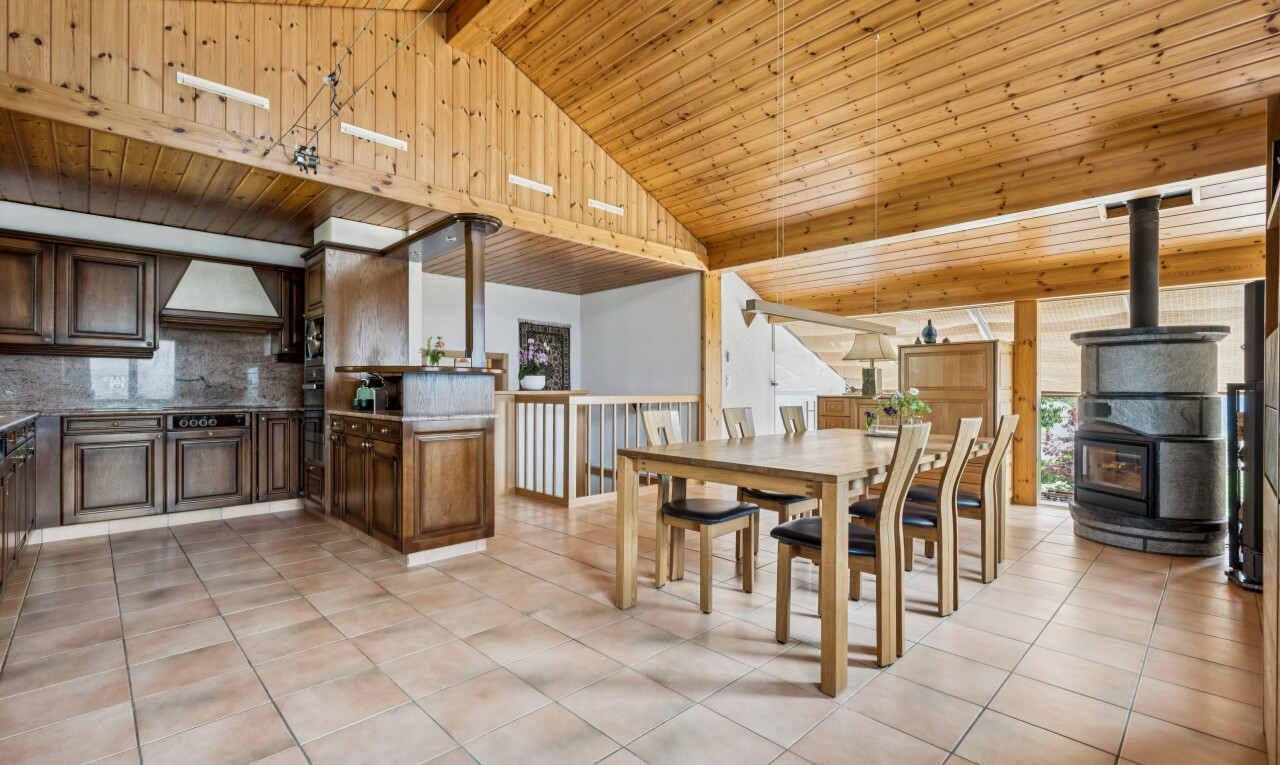 esszimmer mit holzofen, high end ceiling, küchenrückwand beim Herd, wood ceiling, und holzdecke