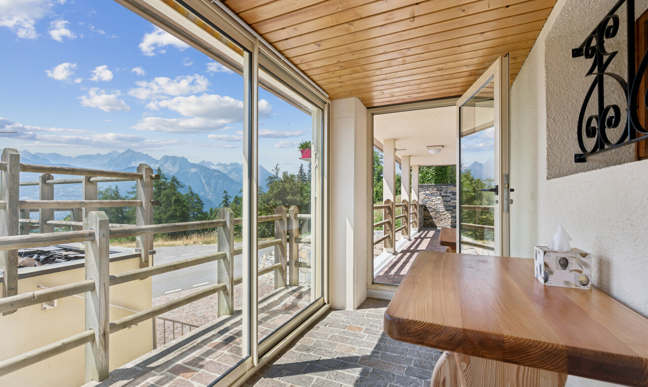 salle à manger avec wood ceiling, plafond en bois, vue sur la montagne, mountain view, et view focus
