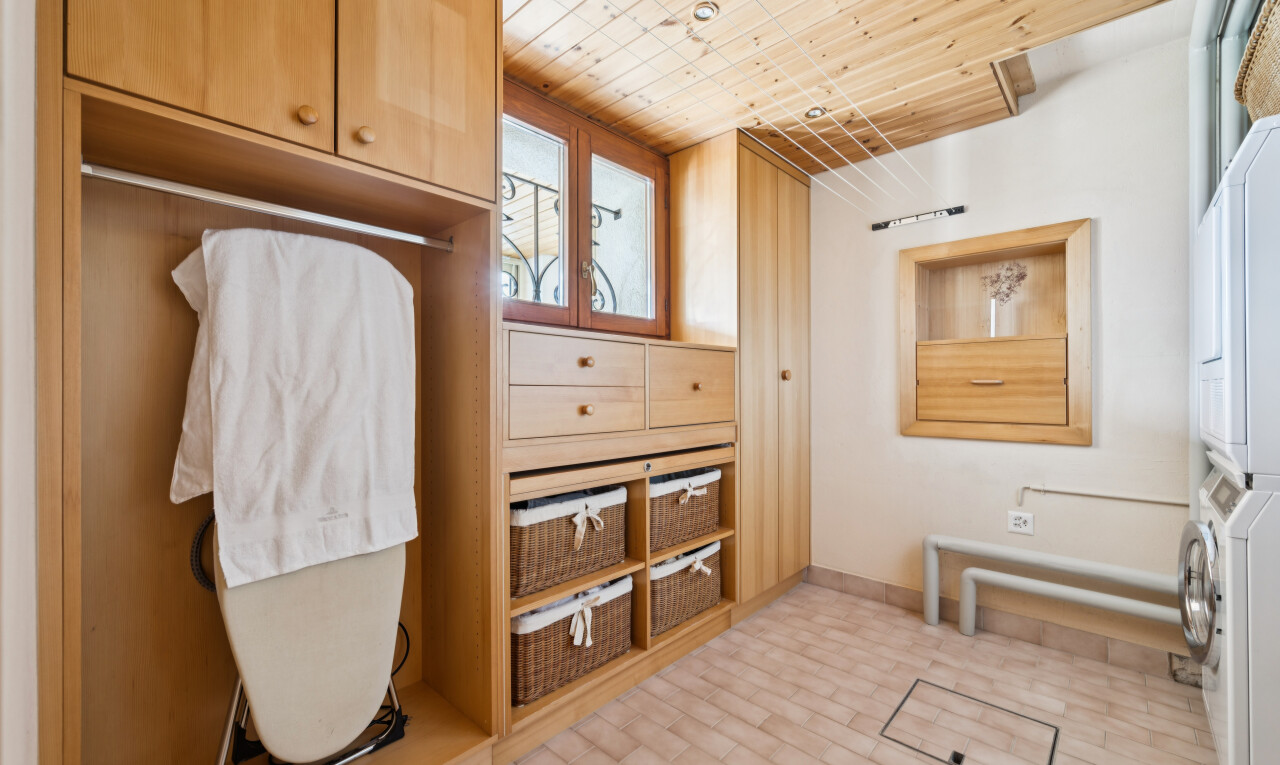 espace intérieur avec light floor et high end ceiling
