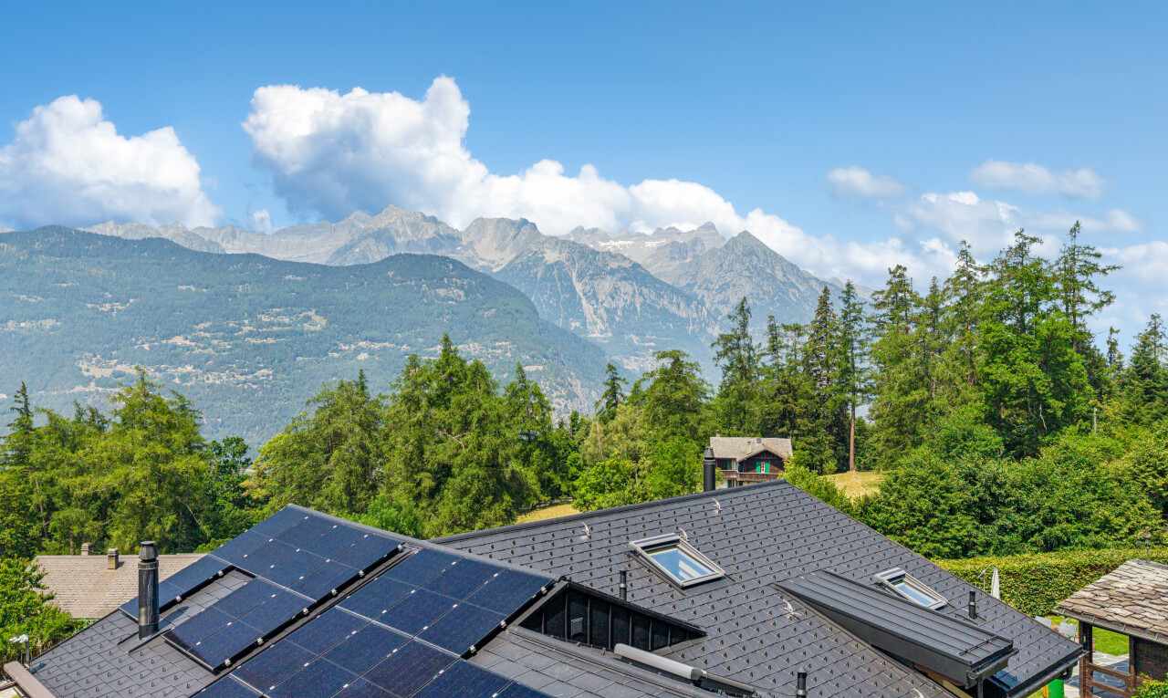 vue sur la montagne avec vue sur la montagne, mountain view, day time, et drone view