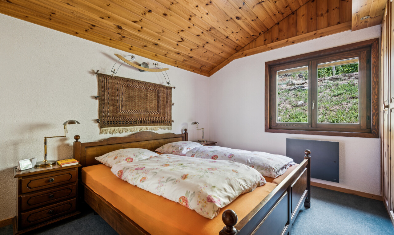 chambre avec plafond voûté, vaulted ceiling, plafond en bois, wood ceiling, et moquette