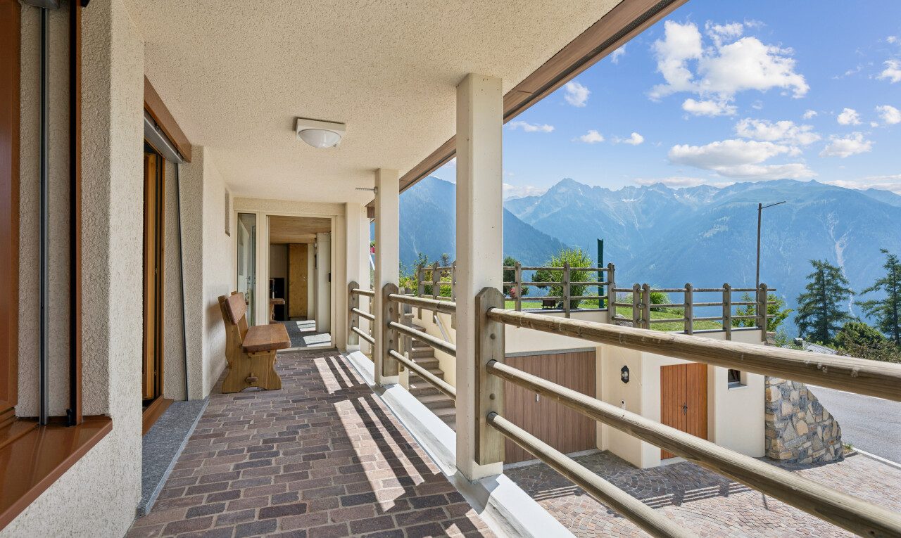 terrasse avec vue sur la montagne, mountain view, balcon, view focus, et day time