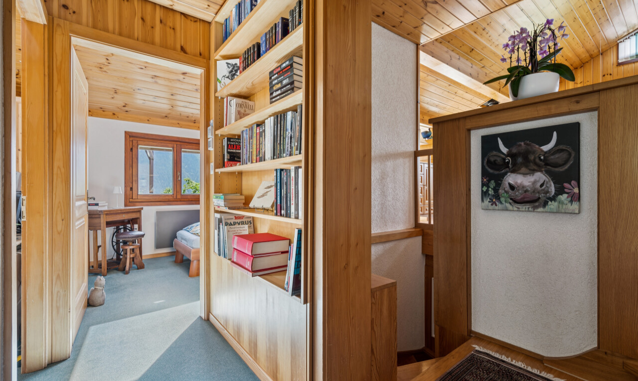 couloir avec wood ceiling, plafond en bois, inside property, carpet, et moquette
