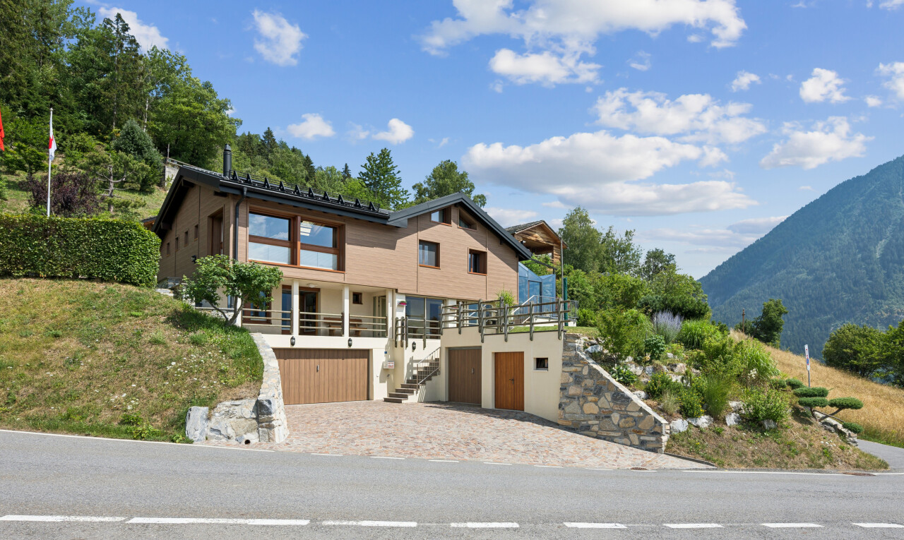 façade avec garage intégré, mountain view, vue sur la montagne, property visible, et escaliers
