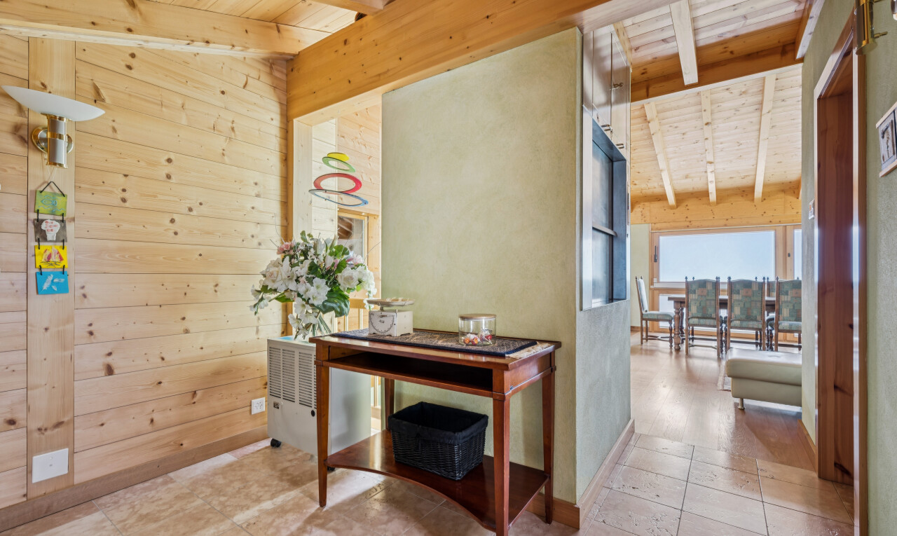 couloir avec plafond à poutres, beamed ceiling, dated wood wall, mur en bois, et wood wall
