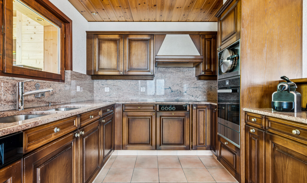 cuisine avec backsplash, dosseret, wood ceiling, plafond en bois, et hotte