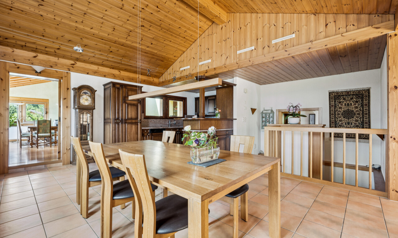 salle à manger avec high end ceiling, wood ceiling, plafond en bois, beamed ceiling, et plafond à poutres
