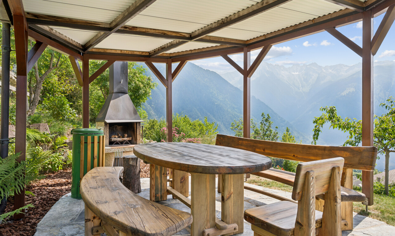terrasse avec vue sur la montagne, mountain view, cheminée, et day time