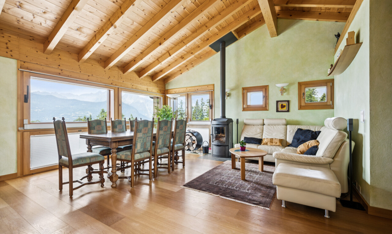 wohn- / esszimmer mit hohe decke, high ceiling, high end ceiling, holzfußboden, und wood finish floor