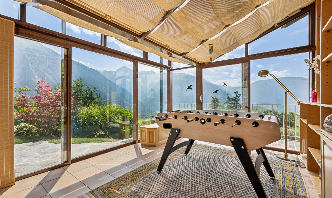 terrasse avec véranda, mountain view, vue sur la montagne, view focus, et day time