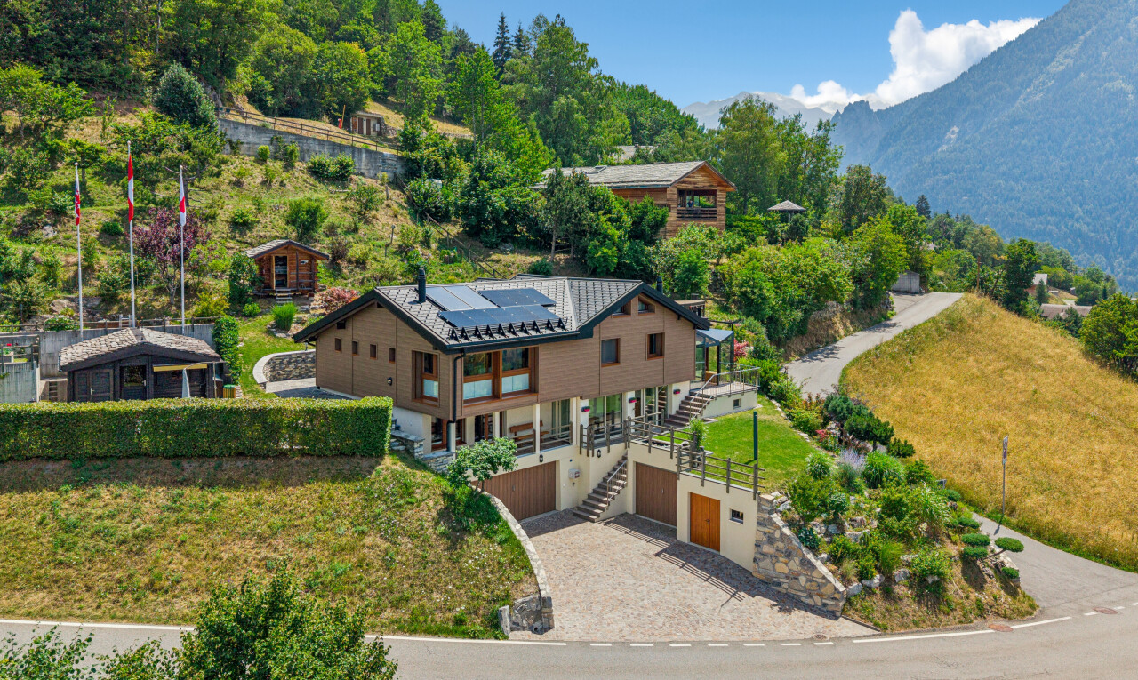außenansicht mit property visible, solaranlage, blick auf die berge, mountain view, und auffahrt