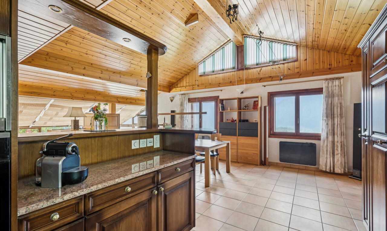 cuisine avec high end ceiling, two heights countertops, raised cabinets, armoires élevées, et light floor