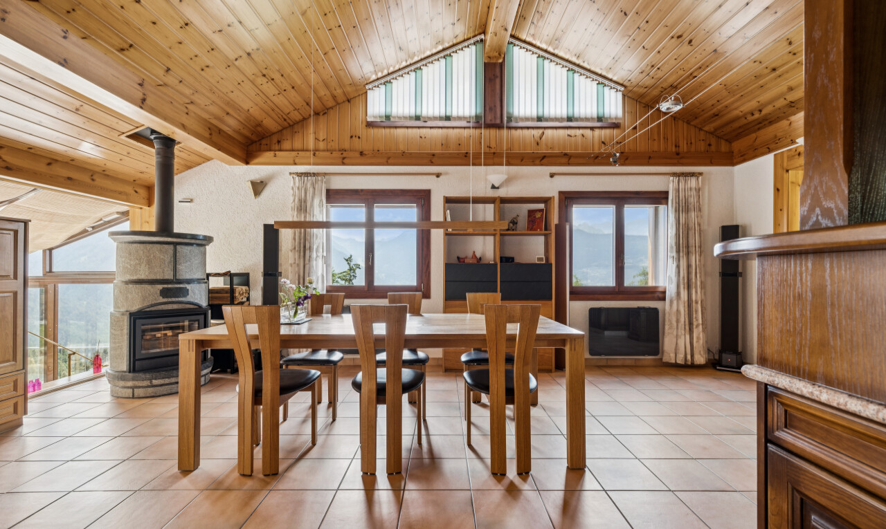 salle à manger avec high end ceiling, lumière naturelle, wood ceiling, plafond en bois, et vaulted ceiling