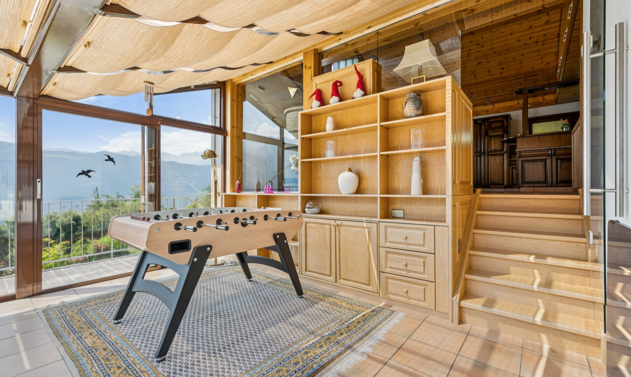 escaliers avec mountain view, vue sur la montagne, tile floor, sol en carrelage, et inside property