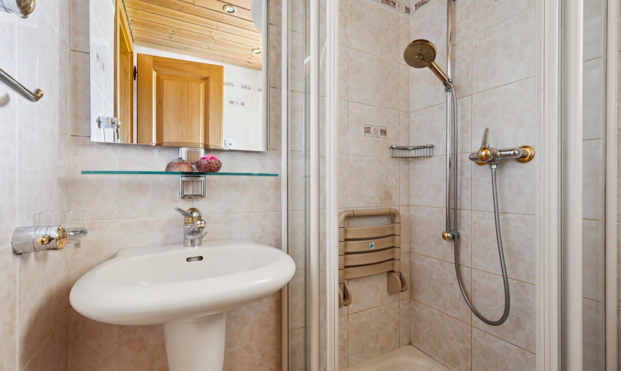 salle de bains avec douche, salle de bain complète, miroir, tile wall, et mur en carrelage