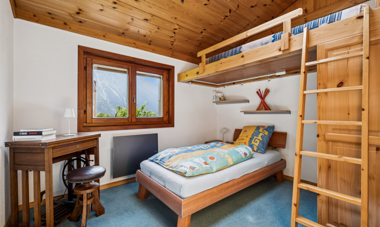 chambre avec wood ceiling, plafond en bois, carpet, moquette, et inside property