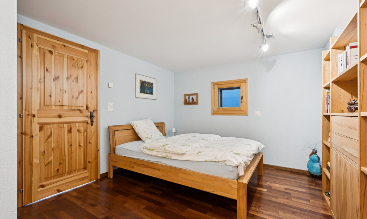 chambre avec dark floor, éclairage sur rail, sol en finition bois, wood finish floor, et cloison sèche