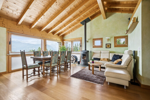 salon / salle à manger avec plafond haut, high ceiling, high end ceiling, sol en finition bois, et wood finish floor