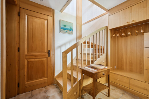 escaliers avec escaliers, inside property, et wood finish stairs