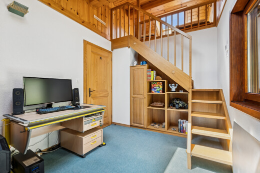 bureau avec escaliers, high ceiling, plafond haut, carpet, et moquette