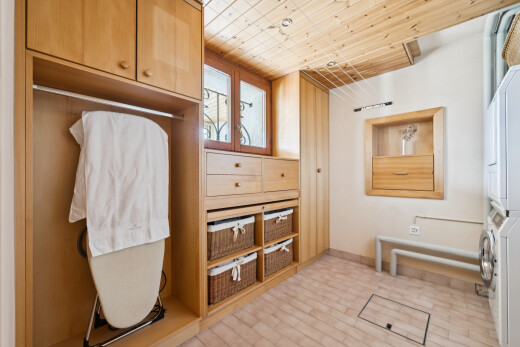espace intérieur avec light floor et high end ceiling
