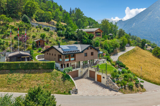 façade avec property visible, panneaux solaires, vue sur la montagne, mountain view, et allée