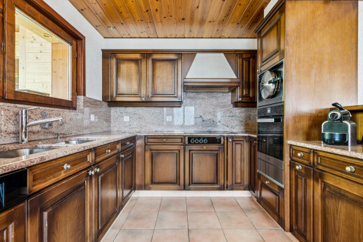 cuisine avec backsplash, dosseret, wood ceiling, plafond en bois, et hotte