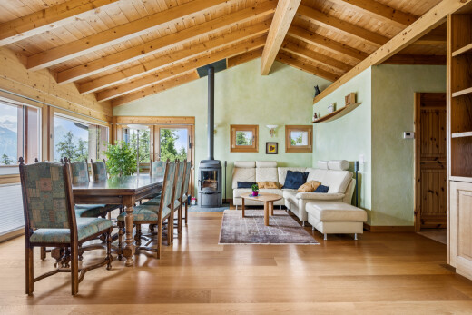 salon / salle à manger avec poêle à bois, high ceiling, plafond haut, vaulted ceiling, et plafond voûté