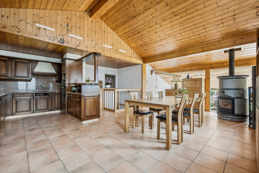 salle à manger avec poêle à bois, high end ceiling, backsplash, wood ceiling, et plafond en bois