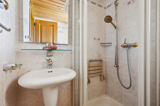 salle de bains avec douche, salle de bain complète, miroir, tile wall, et mur en carrelage