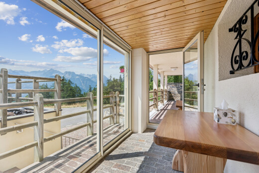 salle à manger avec wood ceiling, plafond en bois, vue sur la montagne, mountain view, et view focus