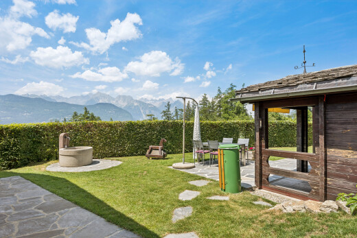 jardin avec terrasse, vue sur la montagne, mountain view, from property, et pelouse