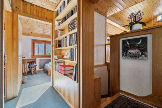 couloir avec wood ceiling, plafond en bois, inside property, carpet, et moquette