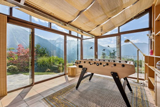 terrasse avec véranda, mountain view, vue sur la montagne, view focus, et day time