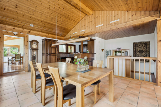 salle à manger avec high end ceiling, wood ceiling, plafond en bois, beamed ceiling, et plafond à poutres