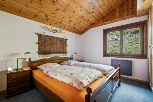 chambre avec plafond voûté, vaulted ceiling, plafond en bois, wood ceiling, et moquette